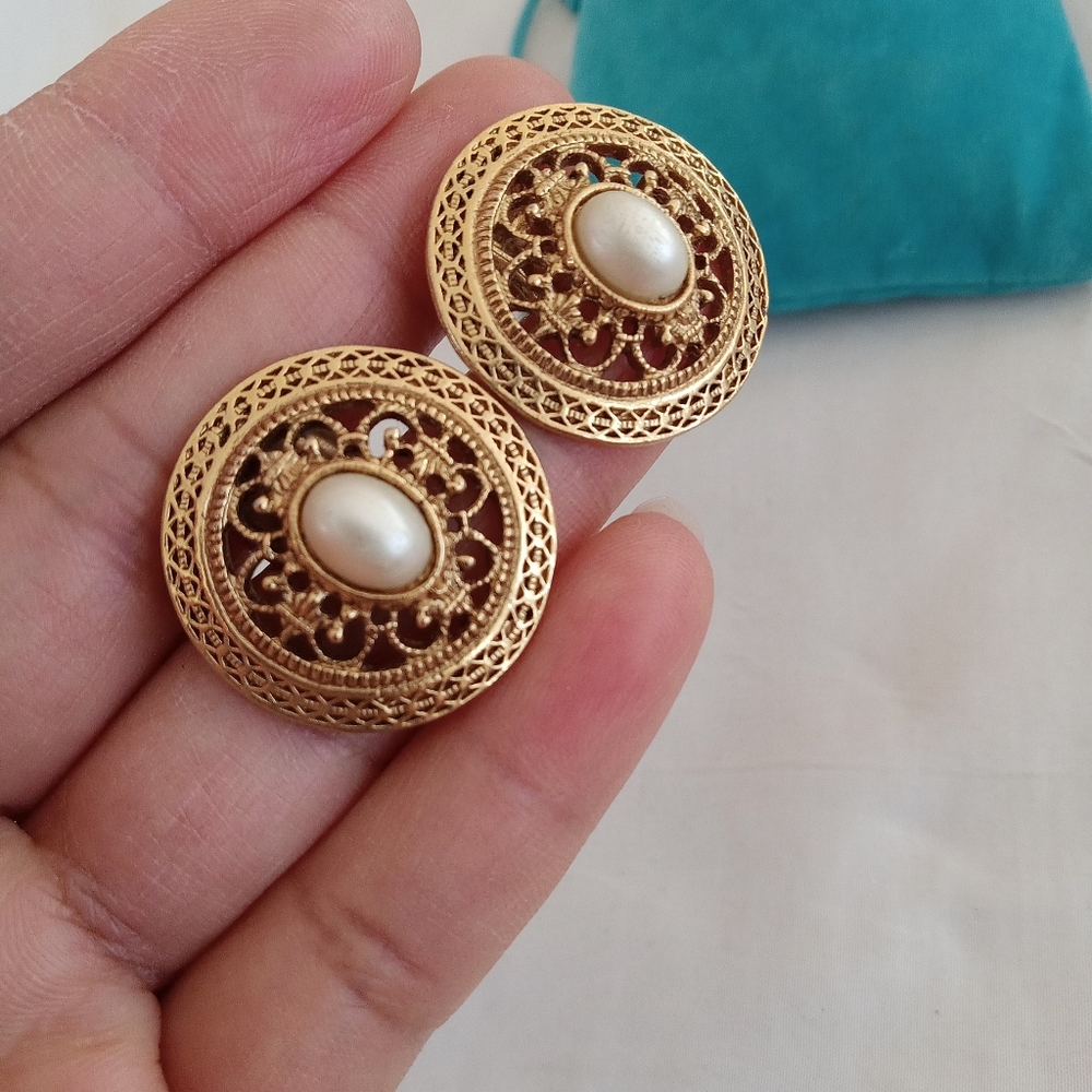 STUNNING PEARLS Post Earrings!
